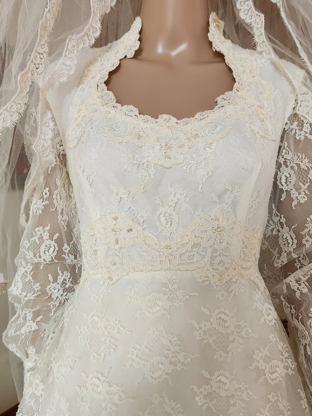 Rare 1960s Victorian Lace Wedding Set: Rose Detail Hat, Veil & Bustled Gown - Picture 12 of 16